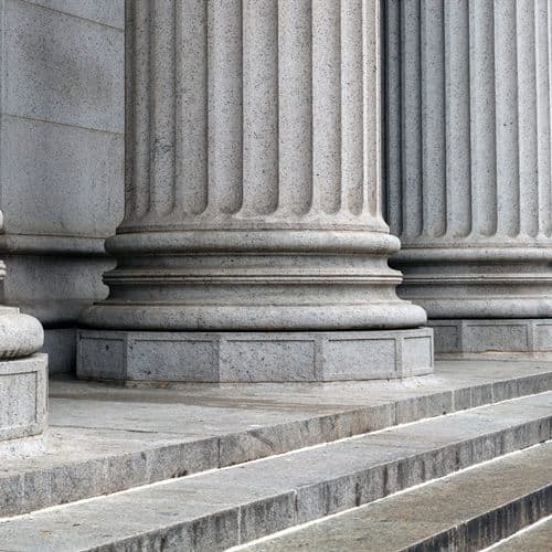 Columnas de piedra y escalinata de un edificio judicial, abogada en Santiago de Compostela
